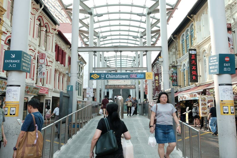 Chinatown, Singapur - 8 de marzo de 2019: Entrada del MRT de Chinatown foto de archivo libre de regalías Chinatown, Singapur - 8 de marzo de 2019: Entrada del MRT de Chinatown foto de archivo libre de regalías