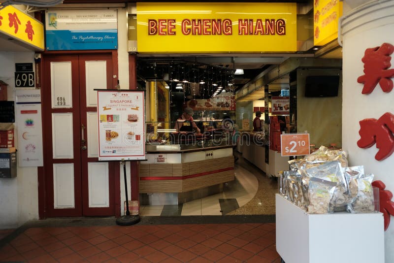 Chinatown, Singapur - 8 de marzo de 2019: La abeja Cheng Hiang asó la tienda de los pedazos del cerdo en Chinatown foto de archivo Chinatown, Singapur - 8 de marzo de 2019: La abeja Cheng Hiang asó la tienda de los pedazos del cerdo en Chinatown foto de archivo