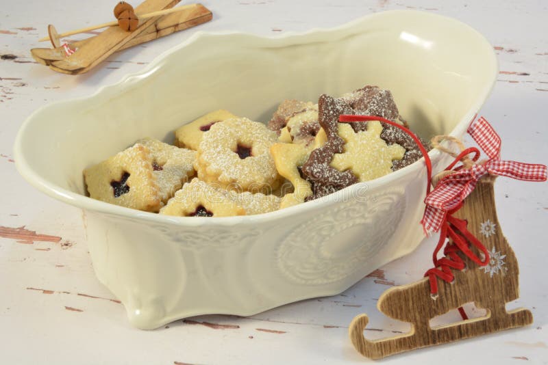 Chinaware z bożych narodzeń ciastkami zdjęcia stock Chinaware z bożych narodzeń ciastkami zdjęcia stock