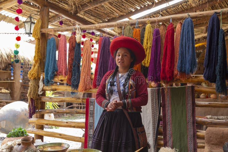 Chinchero，库斯科，秘鲁 自然洗染的2018年12月，过程羊魄和骆马羊毛，盖丘亚族人的妇女 库存图片