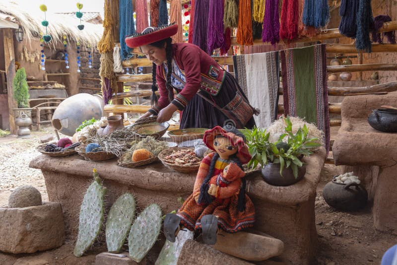 Chinchero，库斯科，秘鲁 自然洗染的2018年12月，过程羊魄和骆马羊毛，盖丘亚族人的妇女 免版税图库摄影