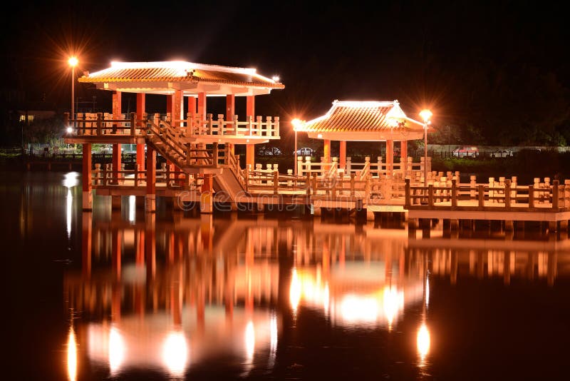 Chinees stijlpaviljoen en het gloeien bezinning over het water van Dahu-Parkmeer bij nacht in Taipeh, Taiwan stock afbeeldingen Chinees stijlpaviljoen en het gloeien bezinning over het water van Dahu-Parkmeer bij nacht in Taipeh, Taiwan stock afbeeldingen