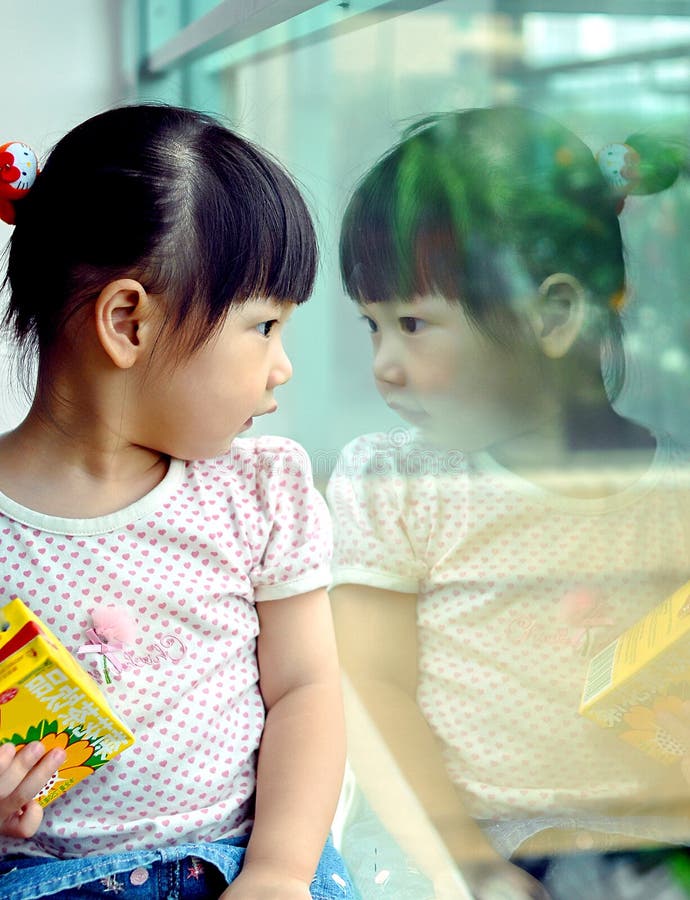 chinese child Looking in the mirror