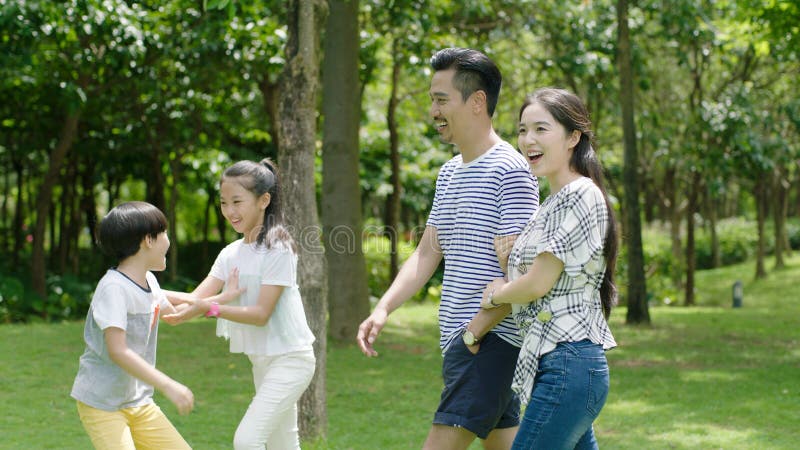 Chinese familie die weekend van activiteit in park in de zomer genieten stock afbeelding Chinese familie die weekend van activiteit in park in de zomer genieten stock afbeelding