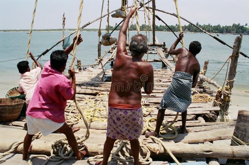 Indiáni ťahanie lana, ktoré vyplývajú Čínske rybárske siete, Fort Cochin, Kherala, India.