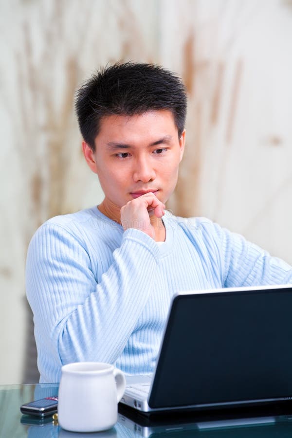 chinese front his laptop man thinking young στοκ φωτογραφίες με δικαίωμα ελεύθερης χρήσης chinese front his laptop man thinking young στοκ φωτογραφίες με δικαίωμα ελεύθερης χρήσης