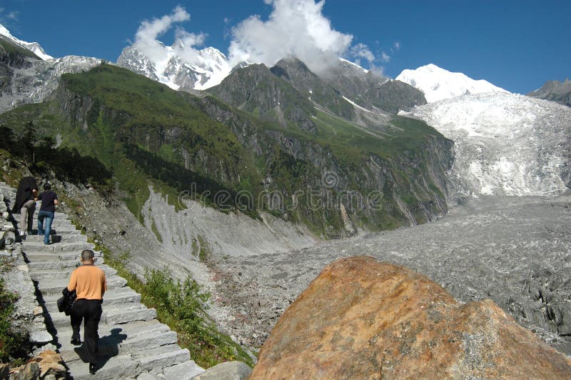 1080 metrů vysoké, 1100meters široký, v nadmořské výšce 3700-4800 metrů, Sichuan Hailuogou ledovec je unikátní námořní ledovce po celém světě.