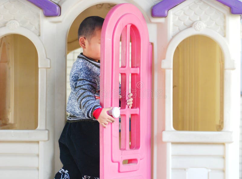 A chinese kid and a doll house