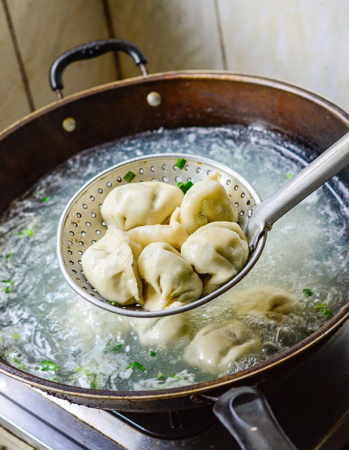ChineseKoch Boiled Dumplings Im Wok Stockfoto Bild von frisch, hand