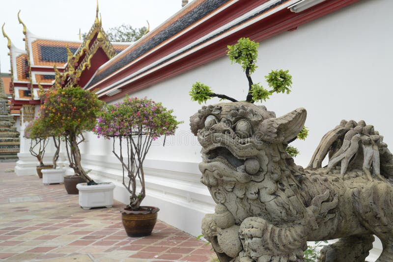 Chinese lion statue front of wall at wat phra chetuphon or pho one the largest and oldest temples a popular destination for both royalty-vrije stock afbeeldingen