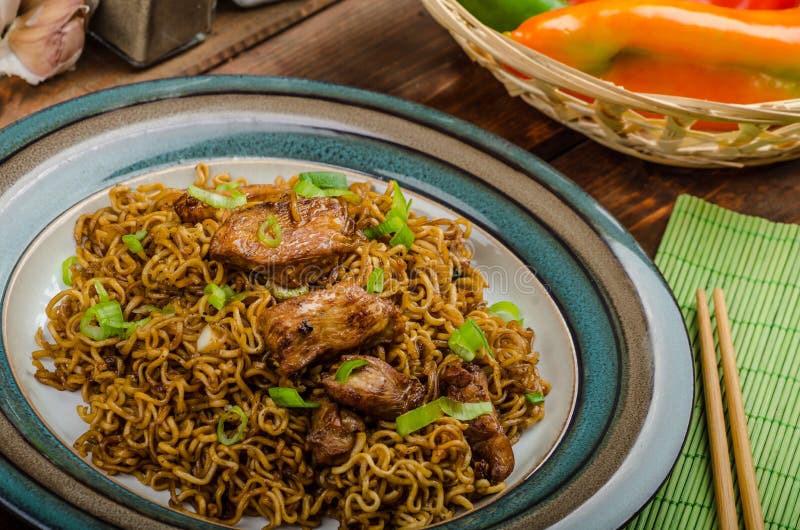 Chinese noodles with chicken and onion