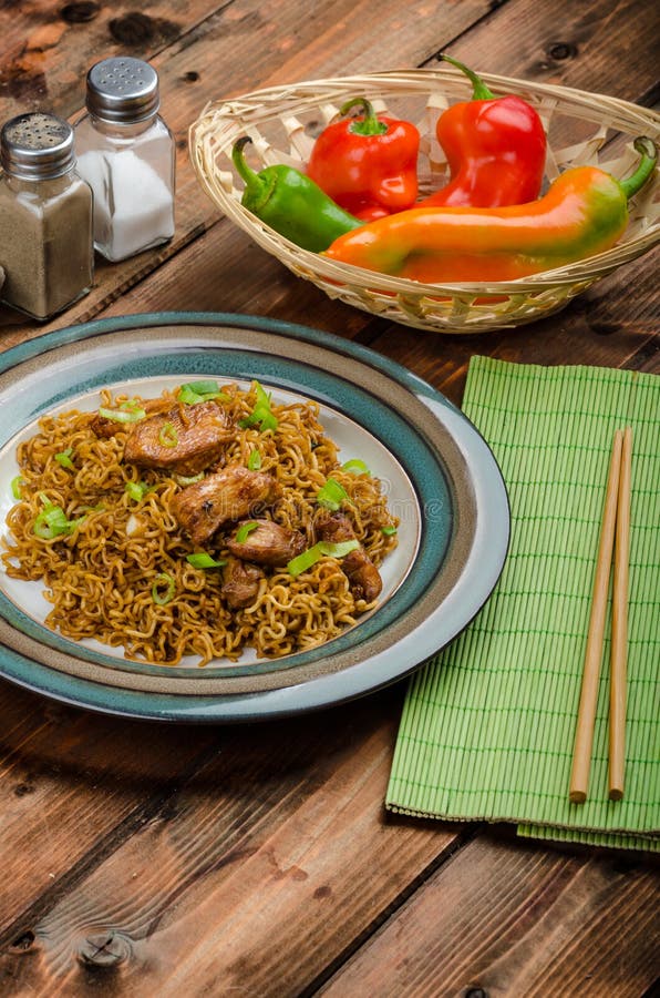 Chinese noodles with chicken and onion