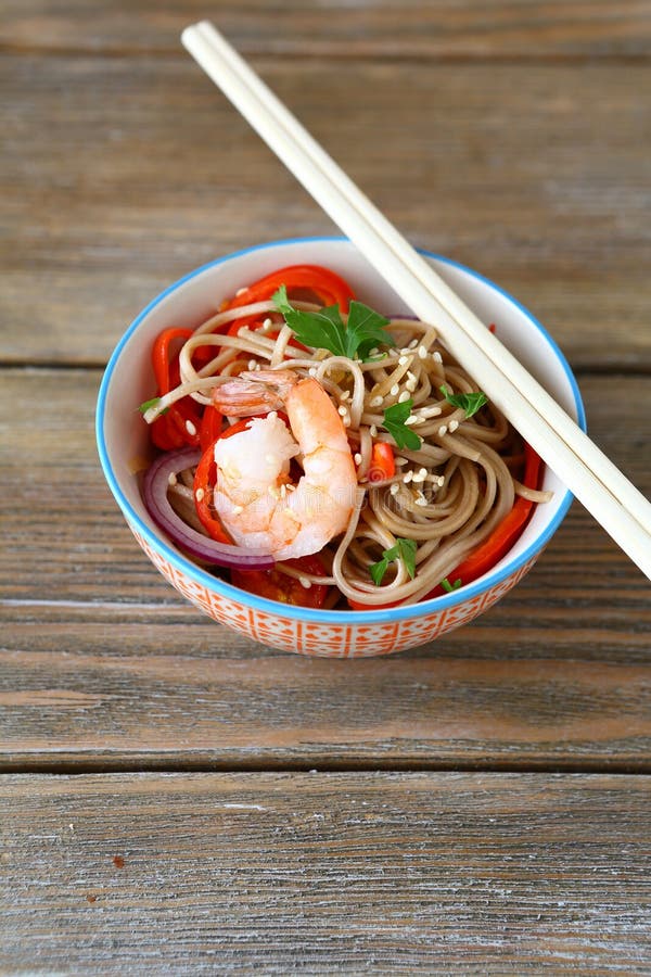 Chinese noodles with shrimp and pepper