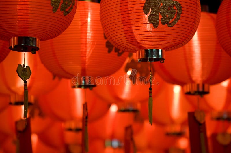 Foto di rosso cinese lanterna di carta all'interno del tempio.