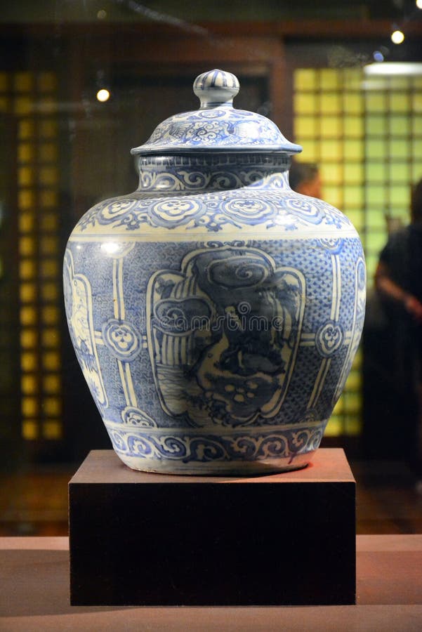 Chinese porcelain vase jar display