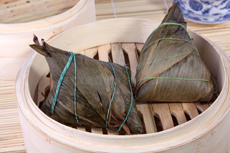Chinese rijstbollen op bamboemand