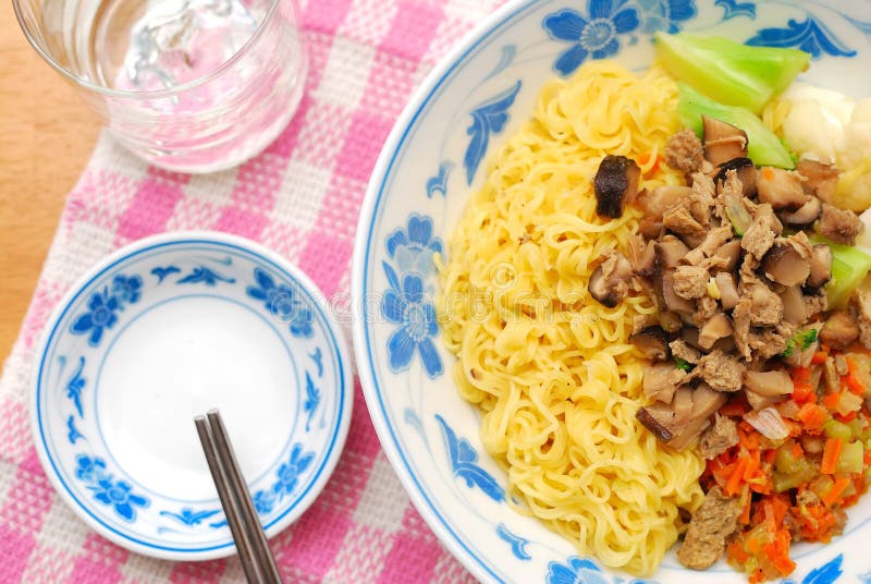 Chinese style vegetarian noodles