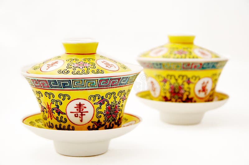 Starý stylizovaný čínština čaj pohár krytí izolované na bílém pozadí.