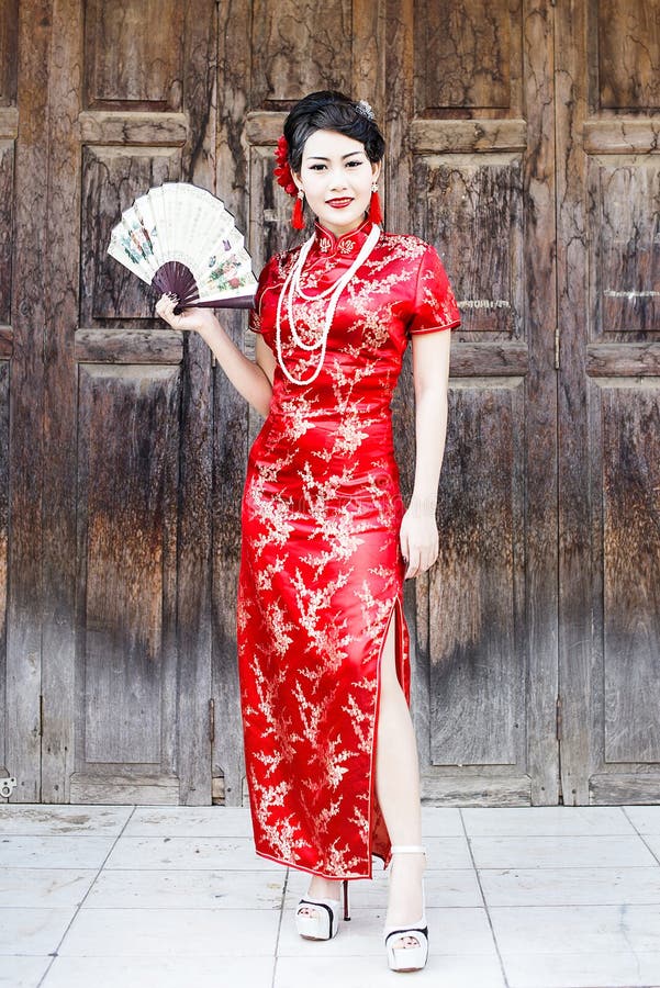 Begeleiden kant Harden Chinese Traditionele Cheongsam Van De Vrouwen Rode Kleding Stock Afbeelding  - Image of jaar, aziatisch: 48924887