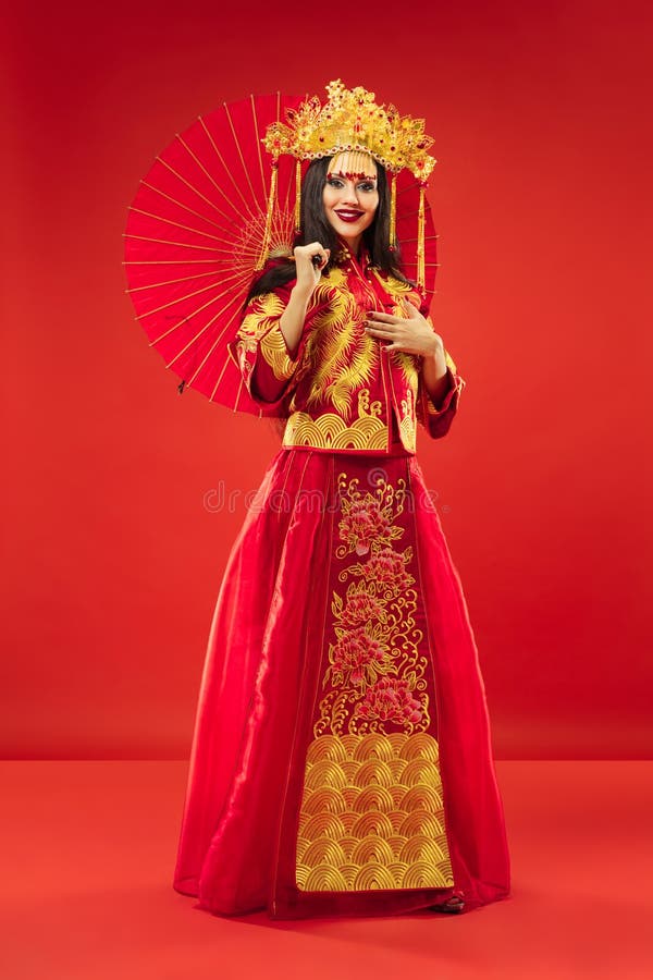 Chinese Traditionele Vrouw Mooi jong meisje die in nationaal kostuum dragen stock fotografie Chinese Traditionele Vrouw Mooi jong meisje die in nationaal kostuum dragen stock fotografie