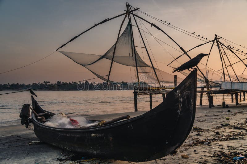 Chinese visnetten tijdens de Gouden Uren bij Fort Kochi, eenzame de zonsopgang van Kerala, India stock foto's Chinese visnetten tijdens de Gouden Uren bij Fort Kochi, eenzame de zonsopgang van Kerala, India stock foto's