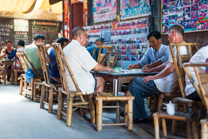 Três Homens Chineses Mais Velhos Jogando Xadrez Chinês Na Rua Imagem  Editorial - Imagem de jogar, homens: 203848020