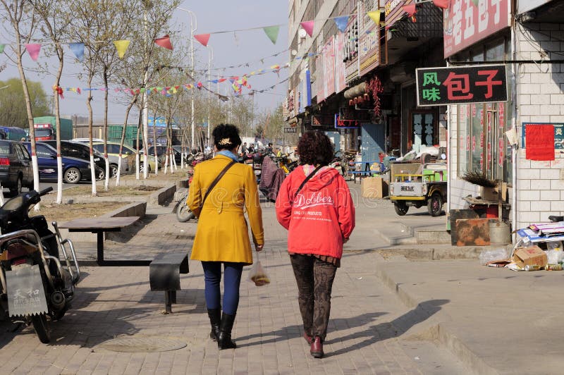 Chinesinnen, die auf Stadtbürgersteig gehen lizenzfreie stockfotos Chinesinnen, die auf Stadtbürgersteig gehen lizenzfreie stockfotos