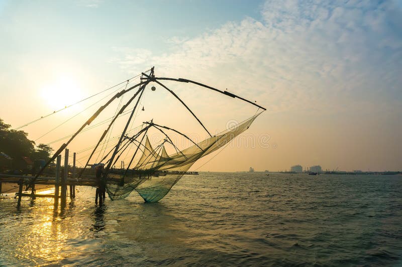 Chinesische Fischernetze auf dem Ufer des Arabischen Meers Fort Cochin, Kerala, Indien Historisches Wahrzeichen stockbilder Chinesische Fischernetze auf dem Ufer des Arabischen Meers Fort Cochin, Kerala, Indien Historisches Wahrzeichen stockbilder