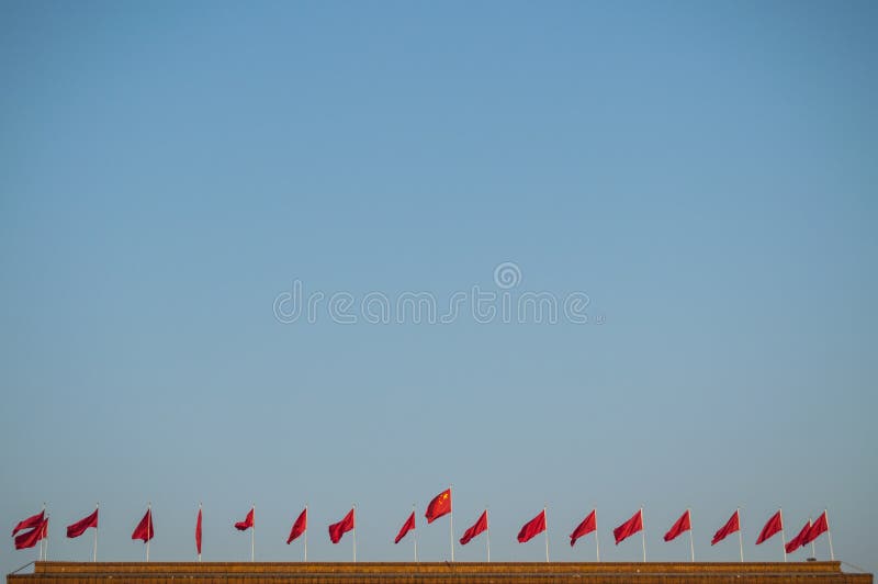 Chinesische Flaggen auf die Große Halle des Volkes nahe Tiananmen-Platz, Peking, China stockfotos Chinesische Flaggen auf die Große Halle des Volkes nahe Tiananmen-Platz, Peking, China stockfotos