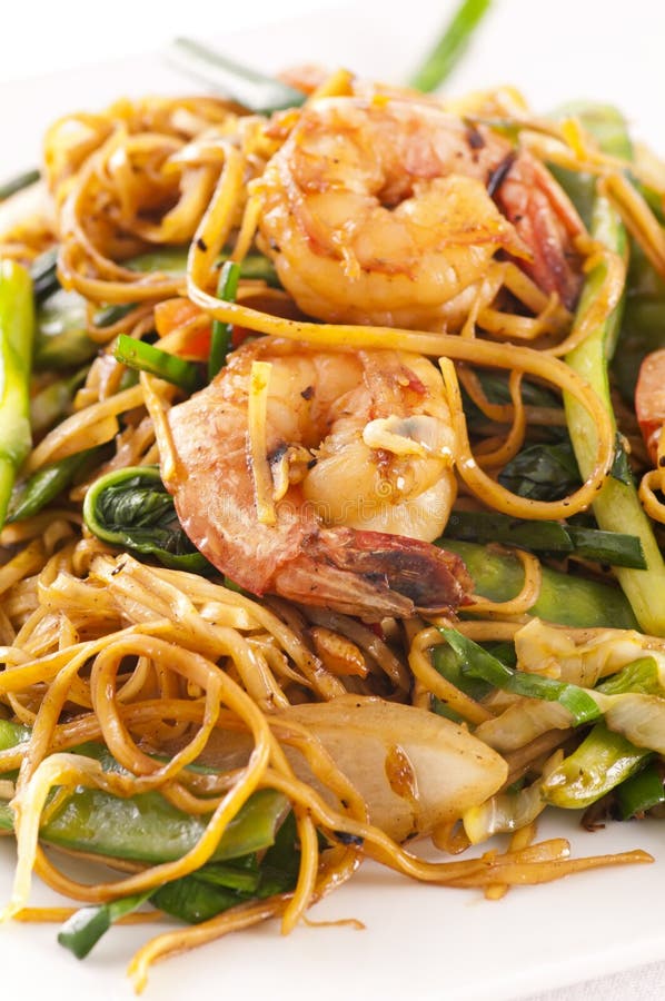 Gebratene Chinesische Nudeln Stockfoto - Bild von sojabohnenöl, garnele ...