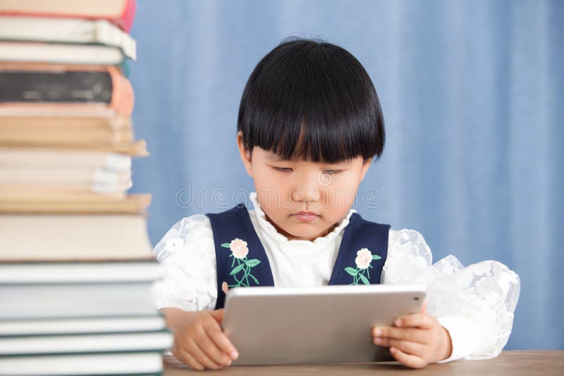 Chinesische Kinder, die studieren stockbild