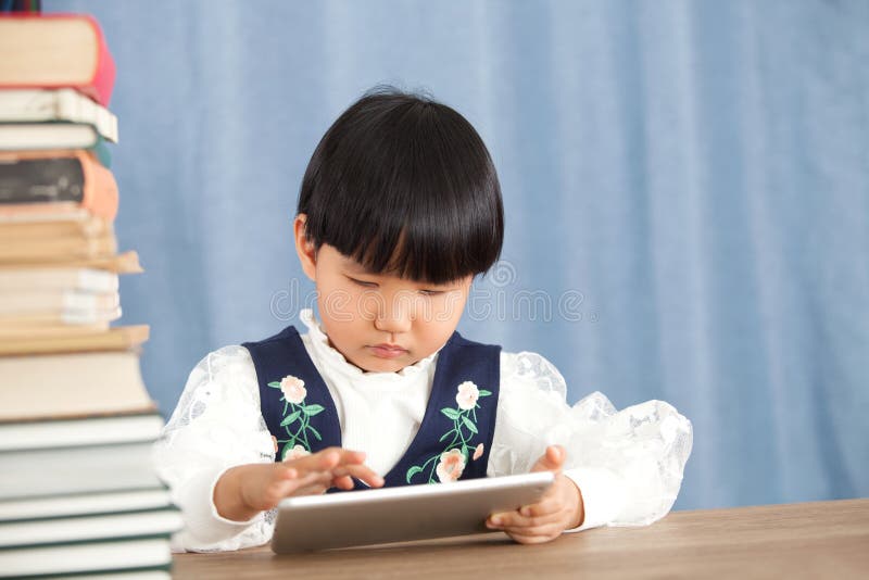 Chinesische Kinder mit schwerer Lernenbelastung lizenzfreies stockbild