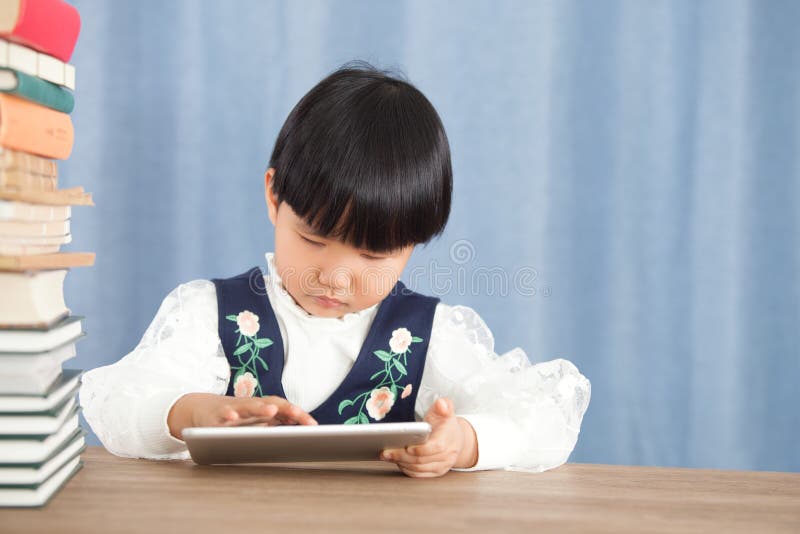 Chinesische Kinder mit schwerer Lernenbelastung stockbilder