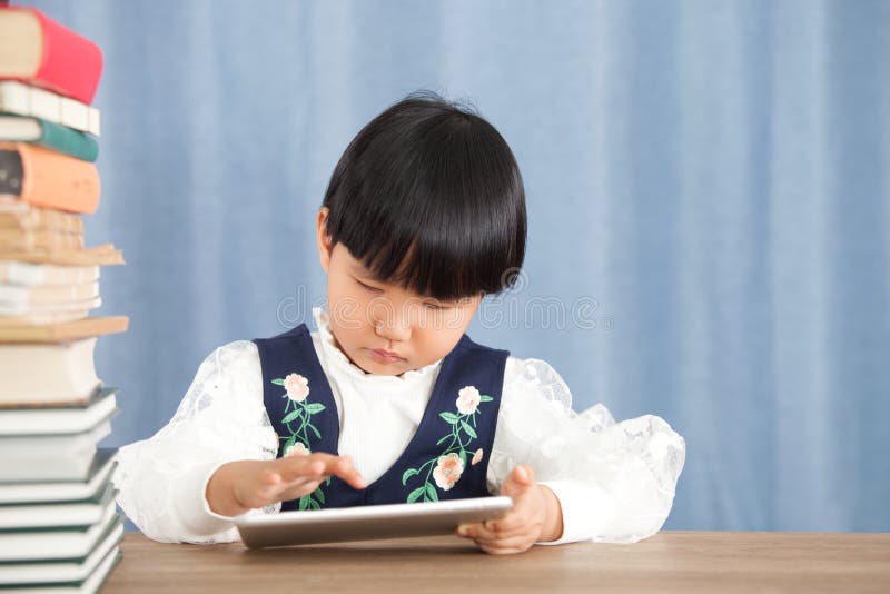 Chinesische Kinder mit schwerer Lernenbelastung lizenzfreies stockbild