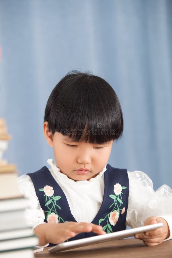 Chinesische Kinder, wenn Sie in Innenräumen lernen lizenzfreie stockfotos