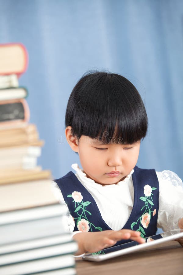 Chinesische Kinder, wenn Sie in Innenräumen lernen lizenzfreie stockbilder