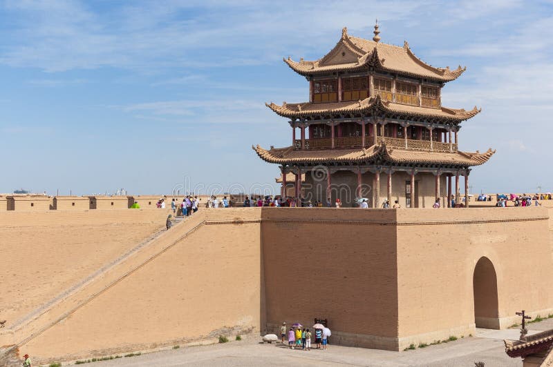 Chinesische Touristen am Jiayuguan-Fort, in der Gansu-Provinz, China stockbild Chinesische Touristen am Jiayuguan-Fort, in der Gansu-Provinz, China stockbild