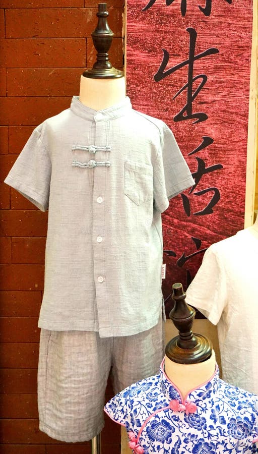 Chinesische traditionelle Leinenkleidung und qipao von childern stockfotografie Chinesische traditionelle Leinenkleidung und qipao von childern stockfotografie