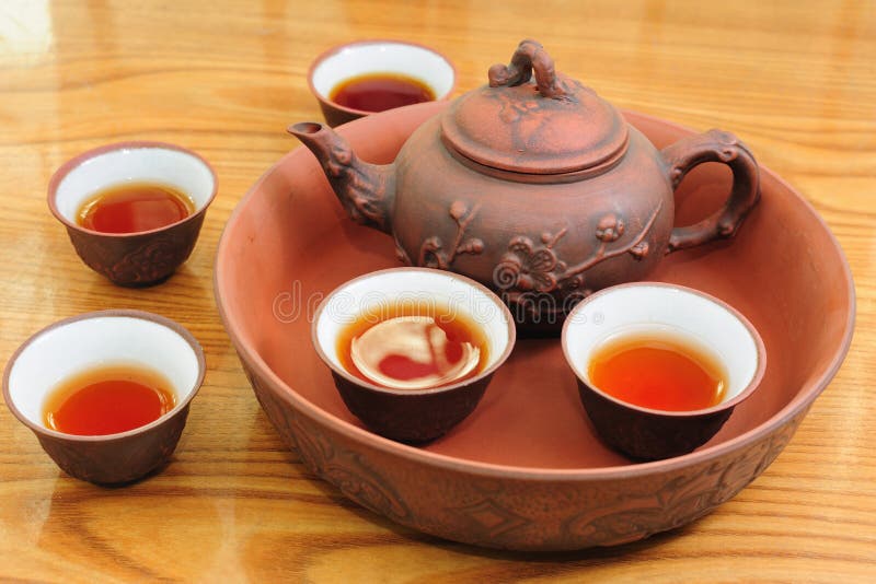 Chinesische traditionelle Teekanne mit Tassen Tee lizenzfreies stockbild Chinesische traditionelle Teekanne mit Tassen Tee lizenzfreies stockbild