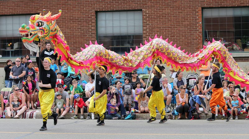 Chinesischer Drache in einer Parade lizenzfreie stockfotografie Chinesischer Drache in einer Parade lizenzfreie stockfotografie