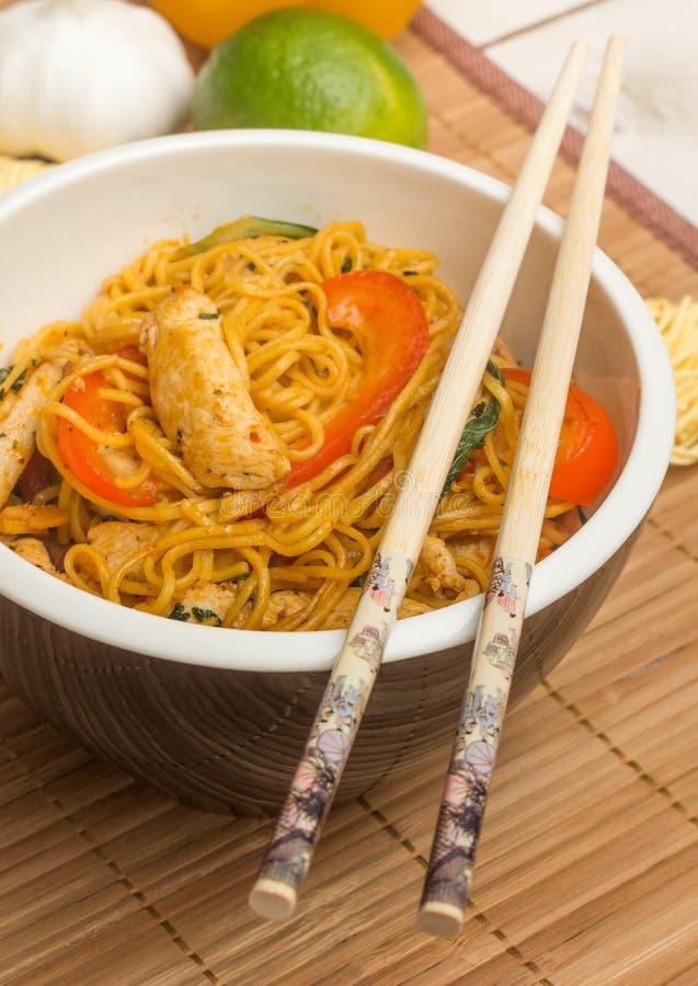 Chinesisches Chow-Chow Mein Mit Huhn Und Bok Choy Stockbild - Bild von ...