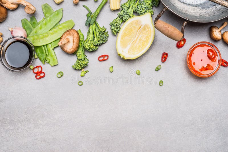Chinesisches oder thailändisches Küchegemüse und -gewürze, die Bestandteile auf grauem Steinhintergrund, Draufsicht kochen stockbild