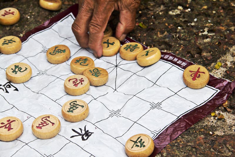 Chinesisches Schach mit der Hand lizenzfreies stockbild Chinesisches Schach mit der Hand lizenzfreies stockbild