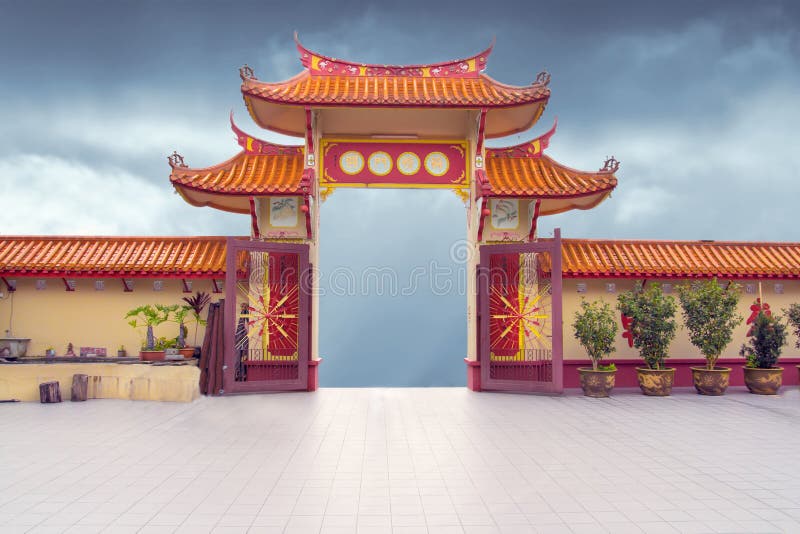 Chinesisches Tor des buddhistischen Tempels lizenzfreies stockbild Chinesisches Tor des buddhistischen Tempels lizenzfreies stockbild
