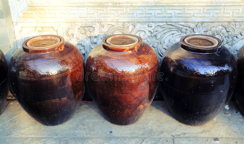 Chinesisches traditionelles Porzellanwasserglas lizenzfreie stockfotografie Chinesisches traditionelles Porzellanwasserglas lizenzfreie stockfotografie