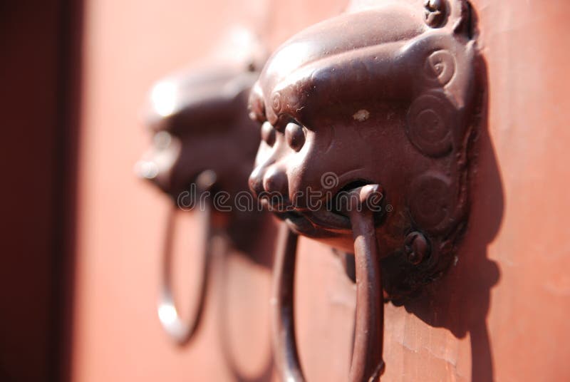 chiny chiński drzwi się lwa knocker przeciążeniowe fotografia stock chiny chiński drzwi się lwa knocker przeciążeniowe fotografia stock