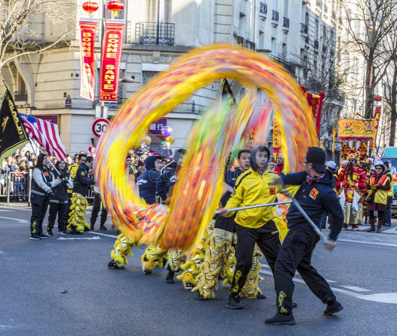Chinês Dragon Performance - parada chinesa do ano novo, Paris 2018 foto de stock royalty free Chinês Dragon Performance - parada chinesa do ano novo, Paris 2018 foto de stock royalty free
