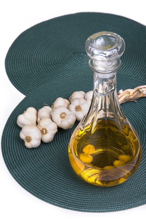 Chiodi di garofano di aglio nell'olio fotografia stock libera da diritti Chiodi di garofano di aglio nell'olio fotografia stock libera da diritti