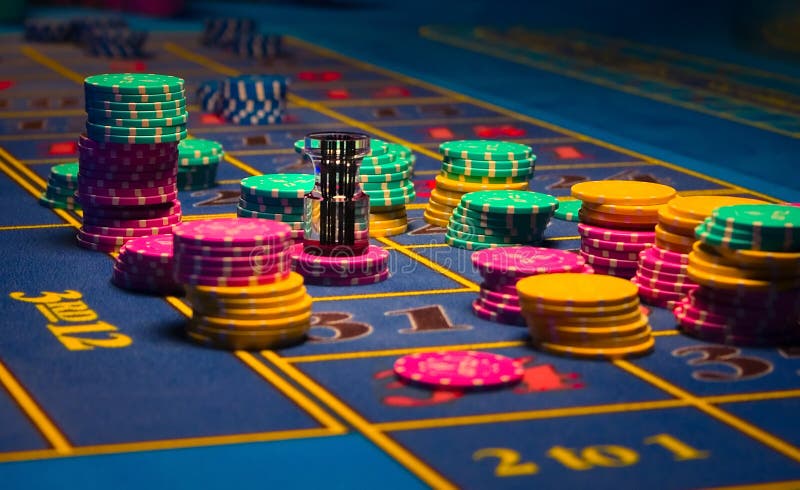 Chip di gioco sulla tabella fotografie stock Chip di gioco sulla tabella fotografie stock