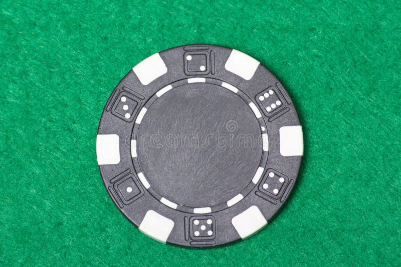 Chip di mazza nero sulla tavola del casinò immagine stock Chip di mazza nero sulla tavola del casinò immagine stock
